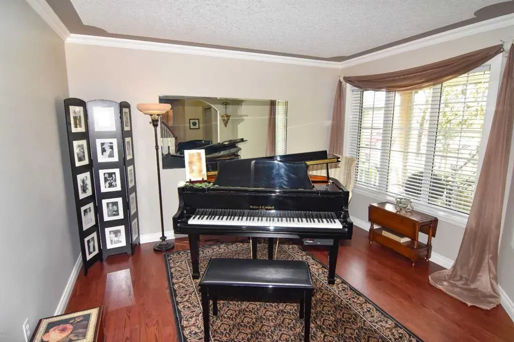 148 Scenic View Close NW