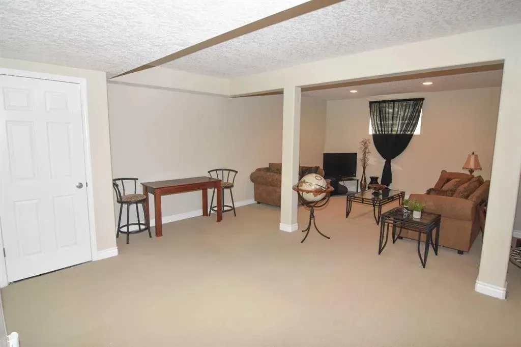 148 Scenic View Close NW