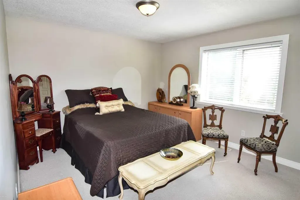 148 Scenic View Close NW