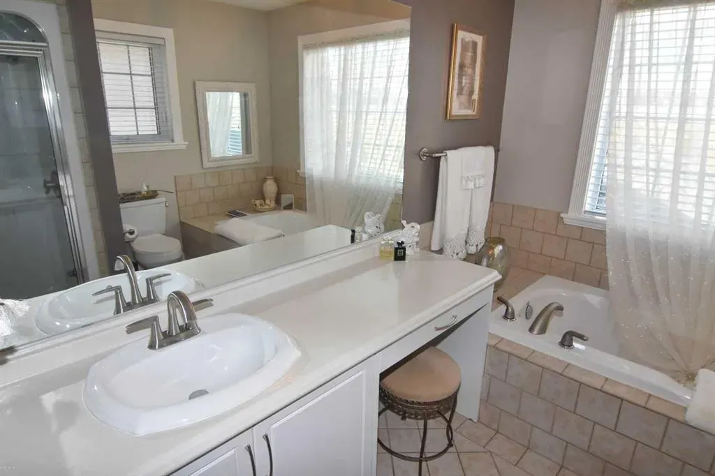 148 Scenic View Close NW