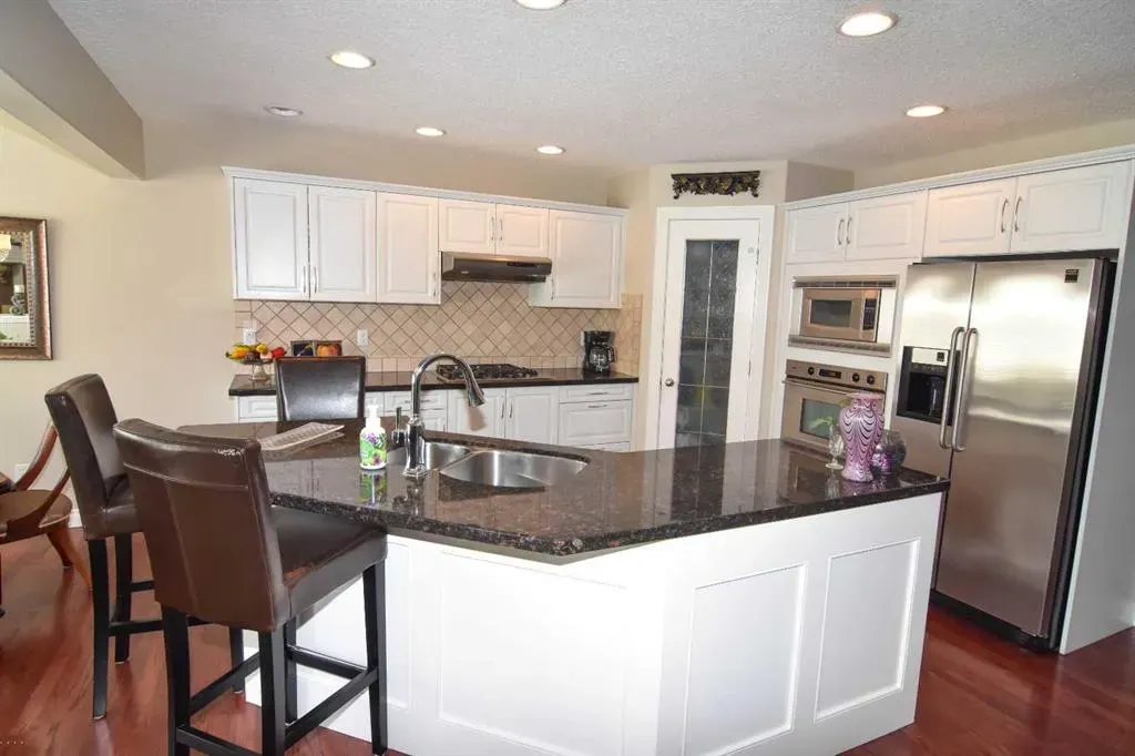 148 Scenic View Close NW