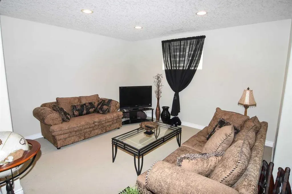 148 Scenic View Close NW