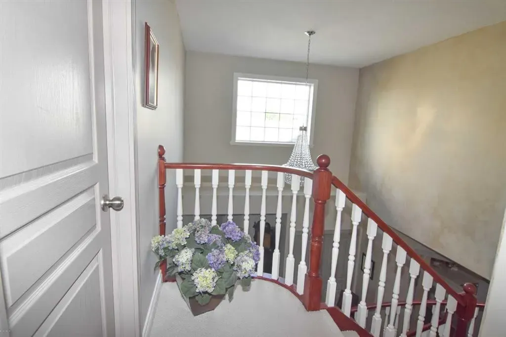 148 Scenic View Close NW