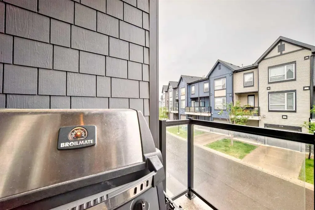 15 Evanscrest Park NW, #208