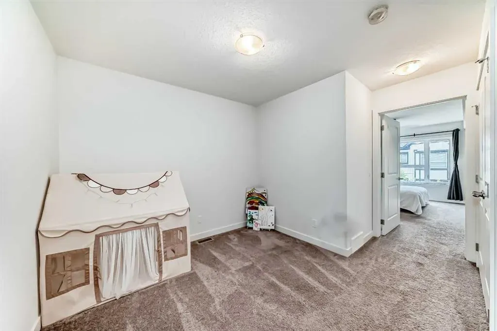 15 Evanscrest Park NW, #208