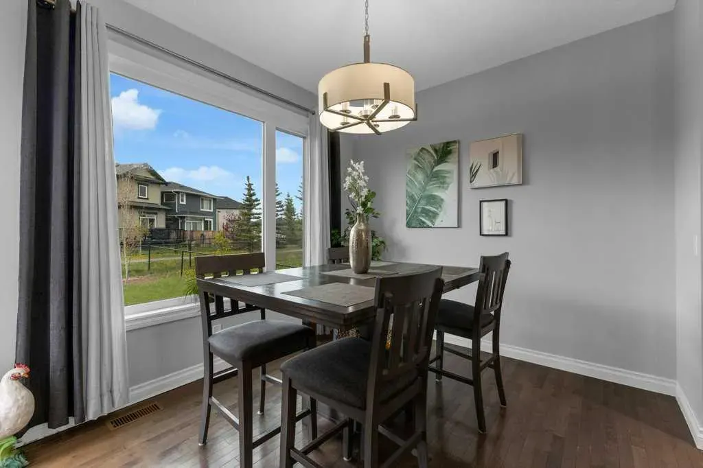 209 Evanspark Gardens NW