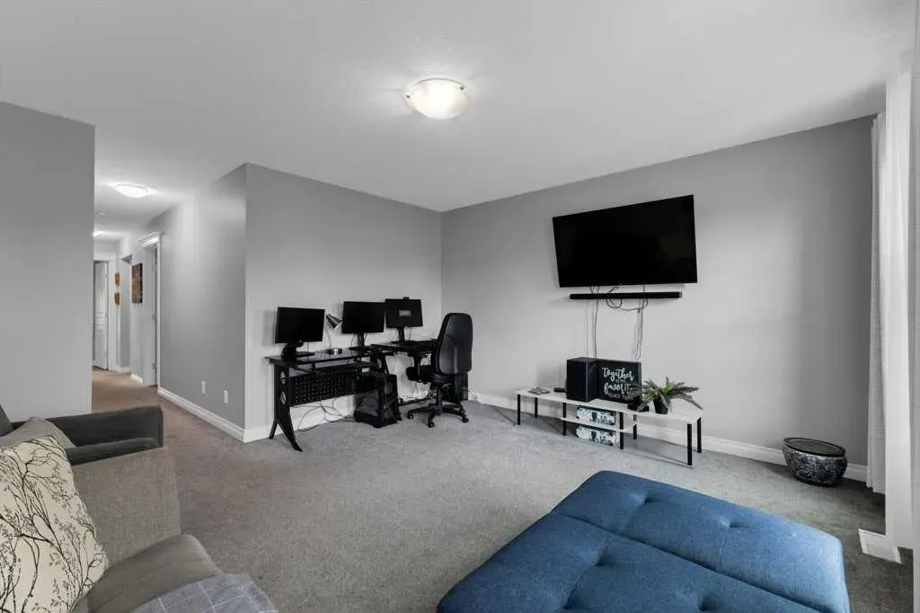 209 Evanspark Gardens NW