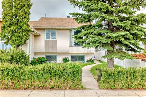 125 Falbury Crescent NE