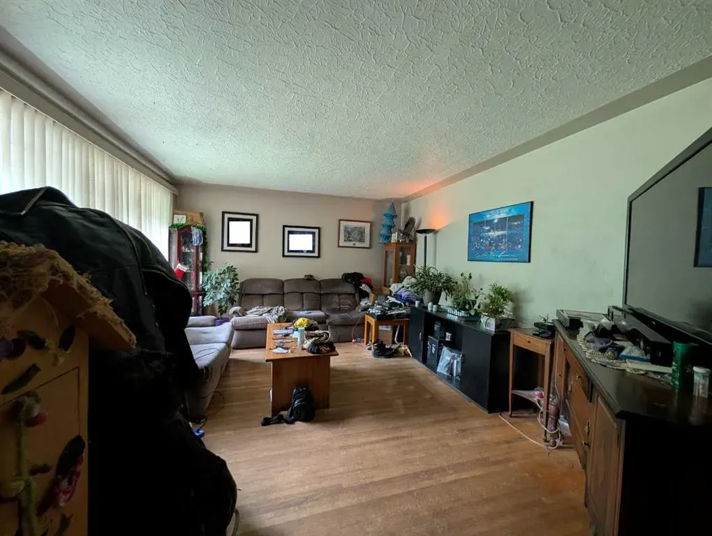 35 4 Avenue SE