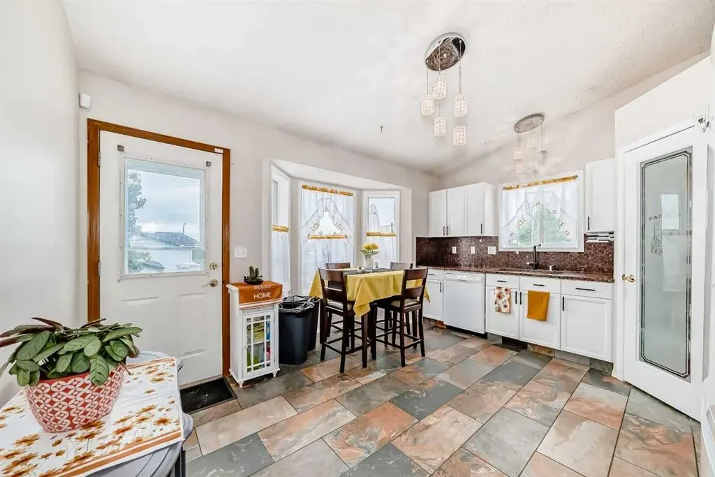 401 Strathford Bay