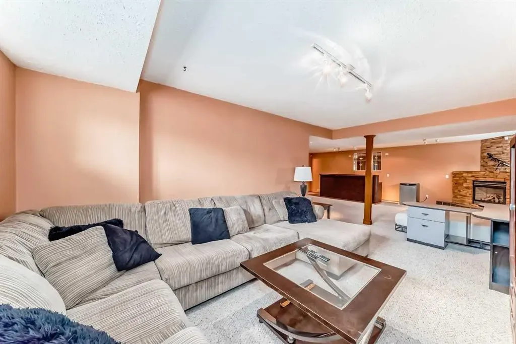 401 Strathford Bay