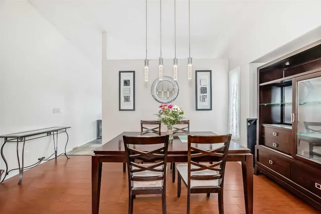 401 Strathford Bay