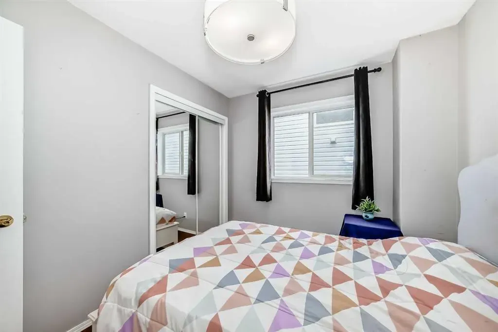 401 Strathford Bay