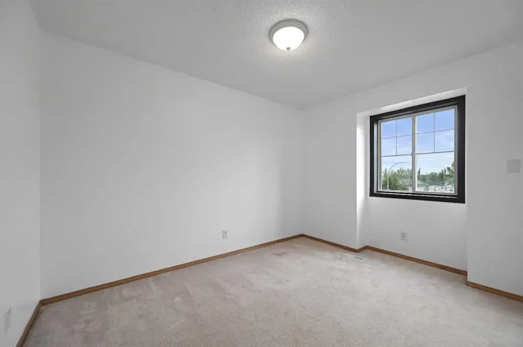 54 4 Street NE
