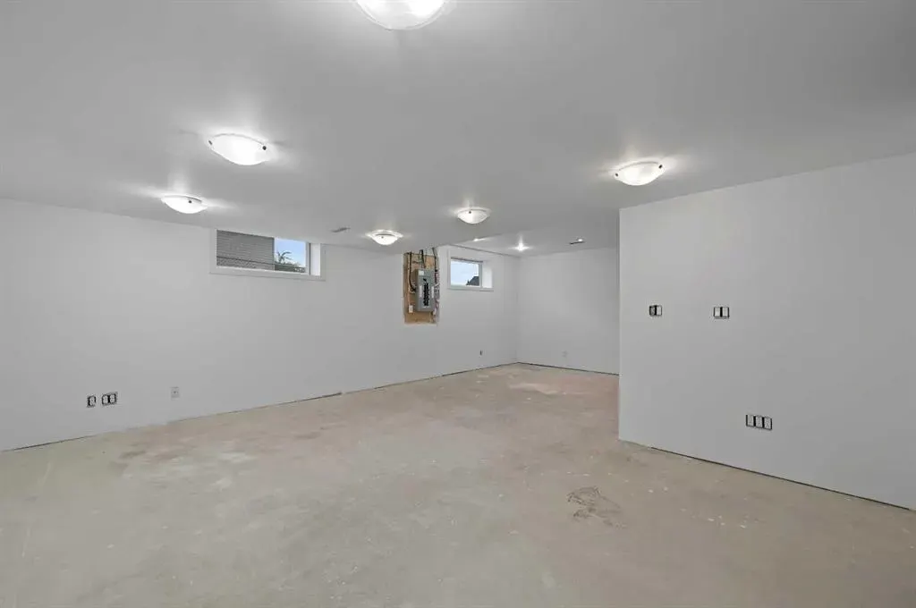 54 4 Street NE