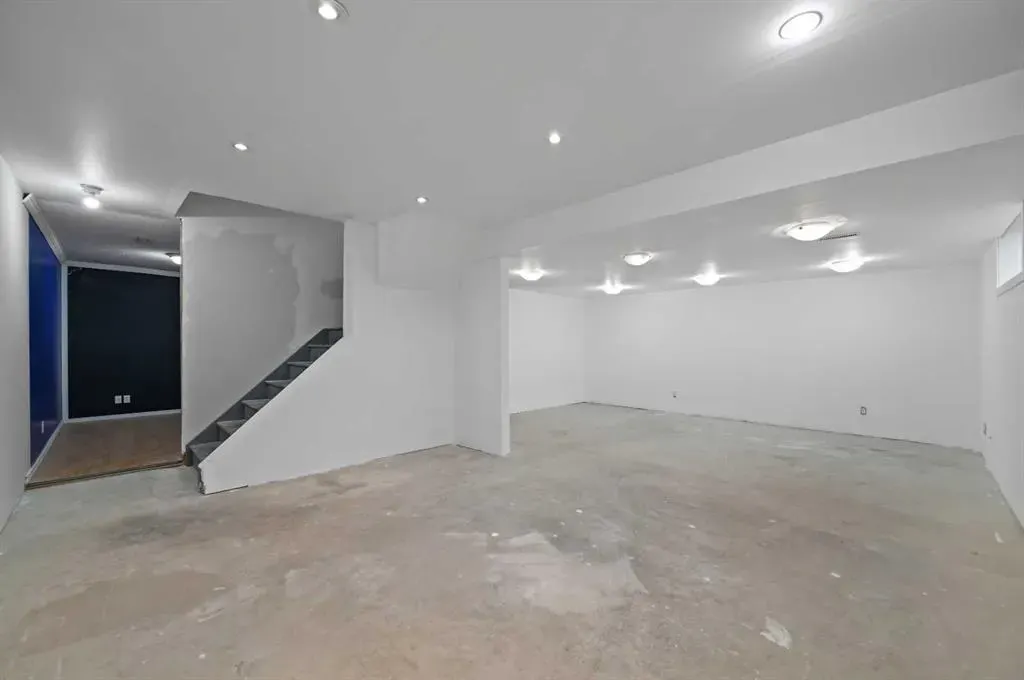 54 4 Street NE