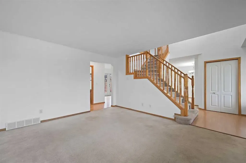 54 4 Street NE