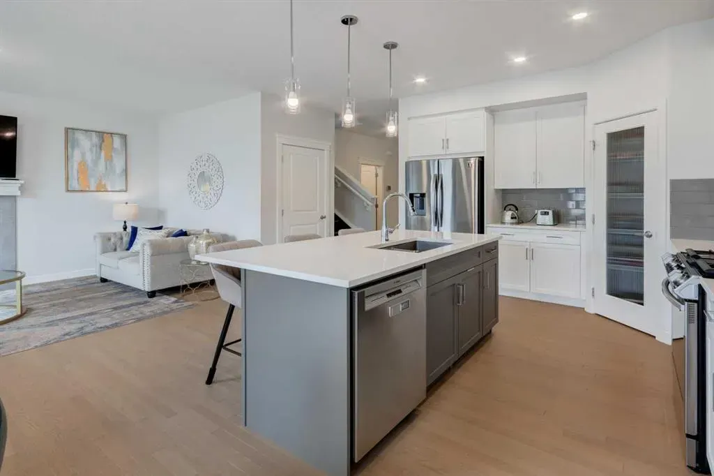 100 Emberside Glen