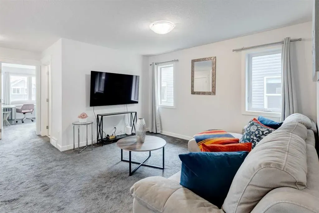100 Emberside Glen