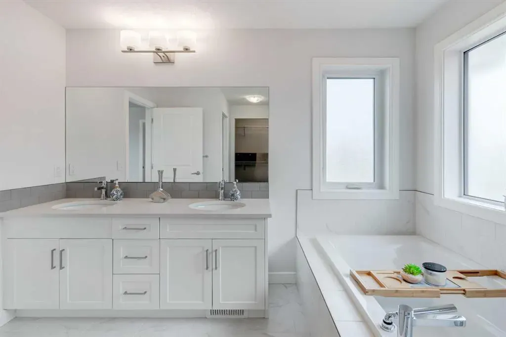 100 Emberside Glen