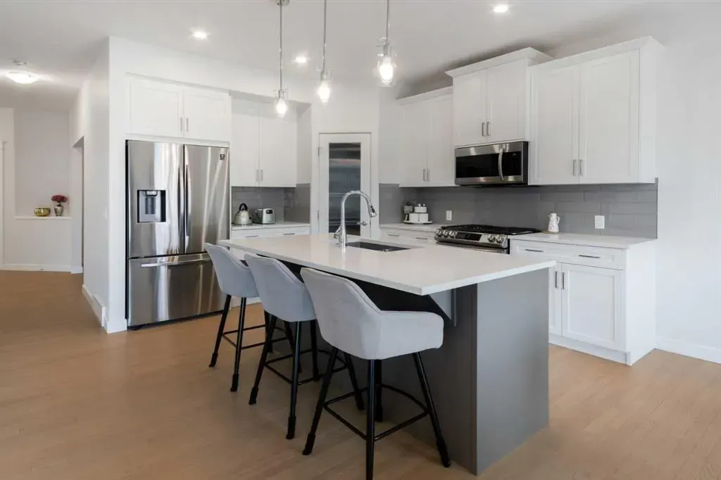 100 Emberside Glen