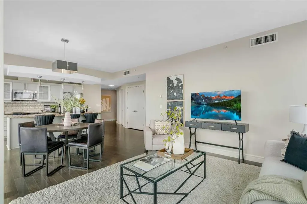 817 15 Avenue SW, #2200