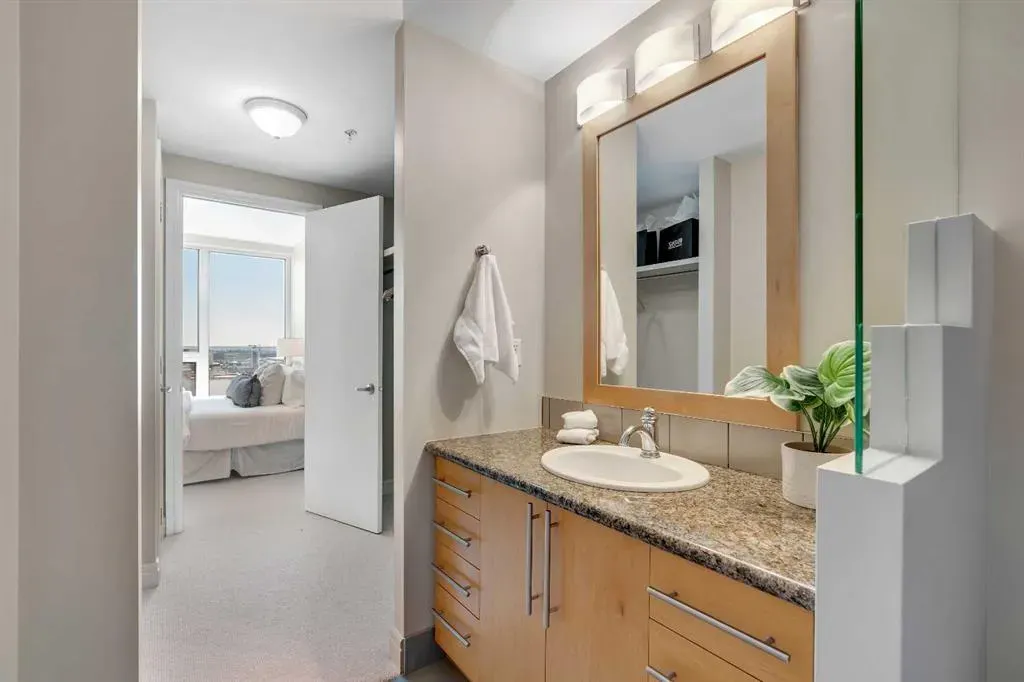 817 15 Avenue SW, #2200