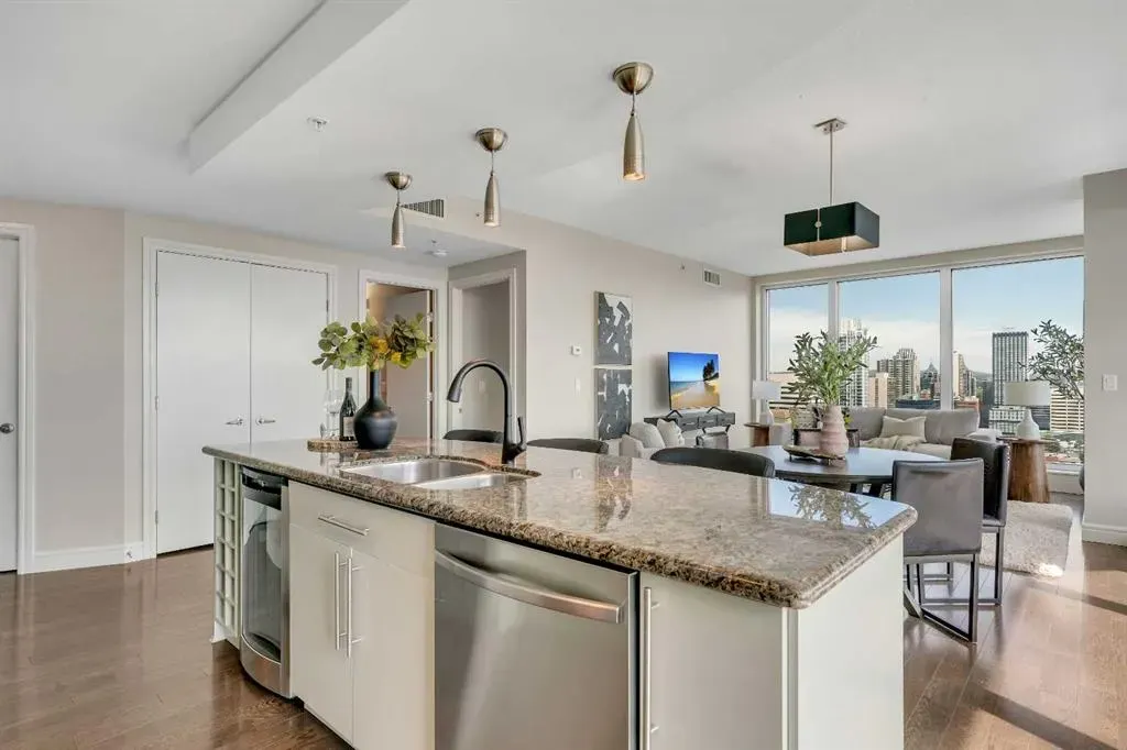 817 15 Avenue SW, #2200