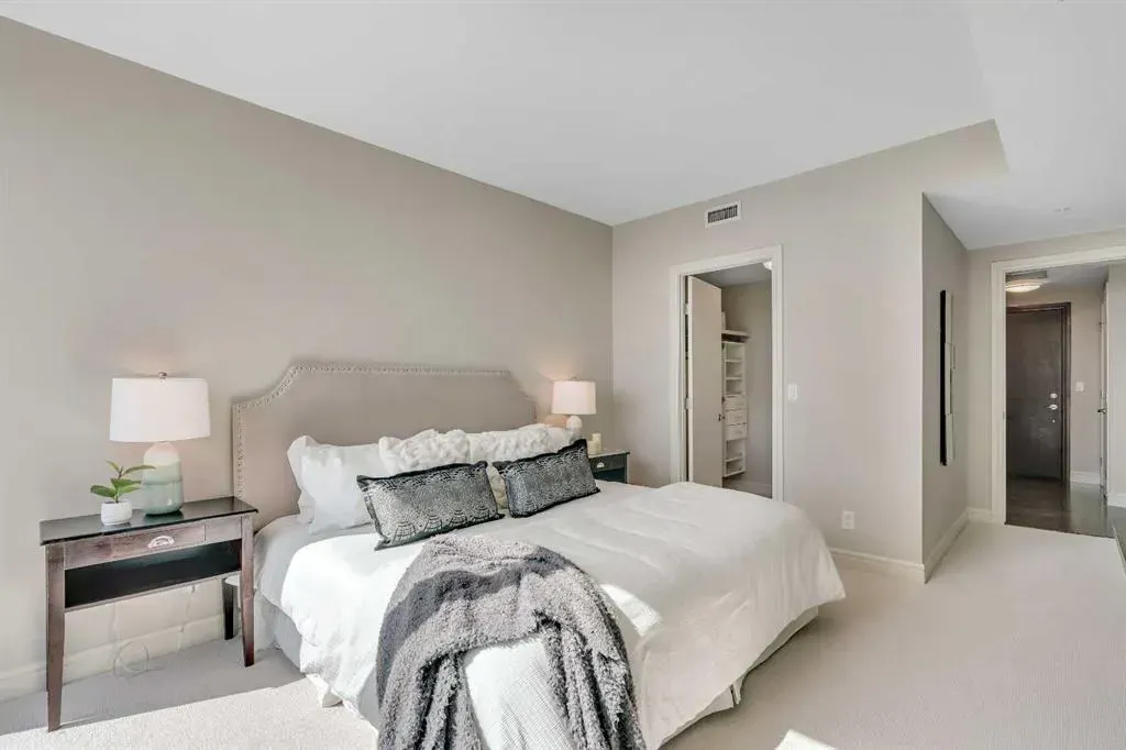 817 15 Avenue SW, #2200