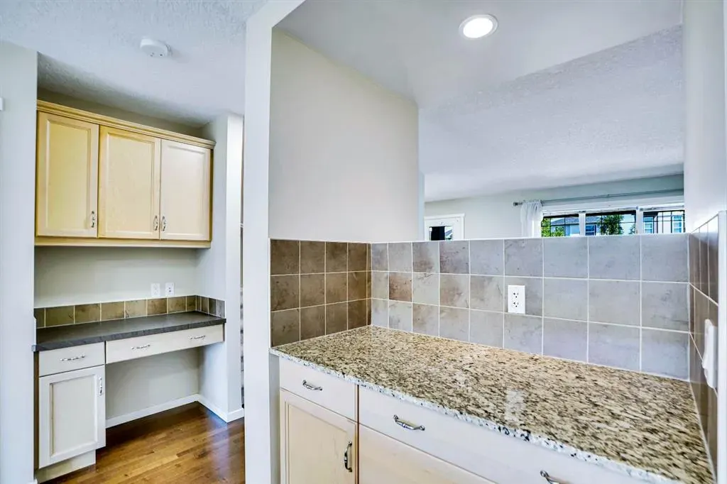 449 Evanston Drive N