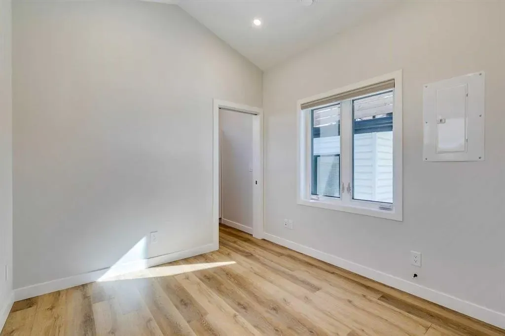 37 Elma Street W