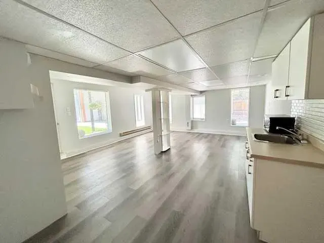 37 Elma Street W