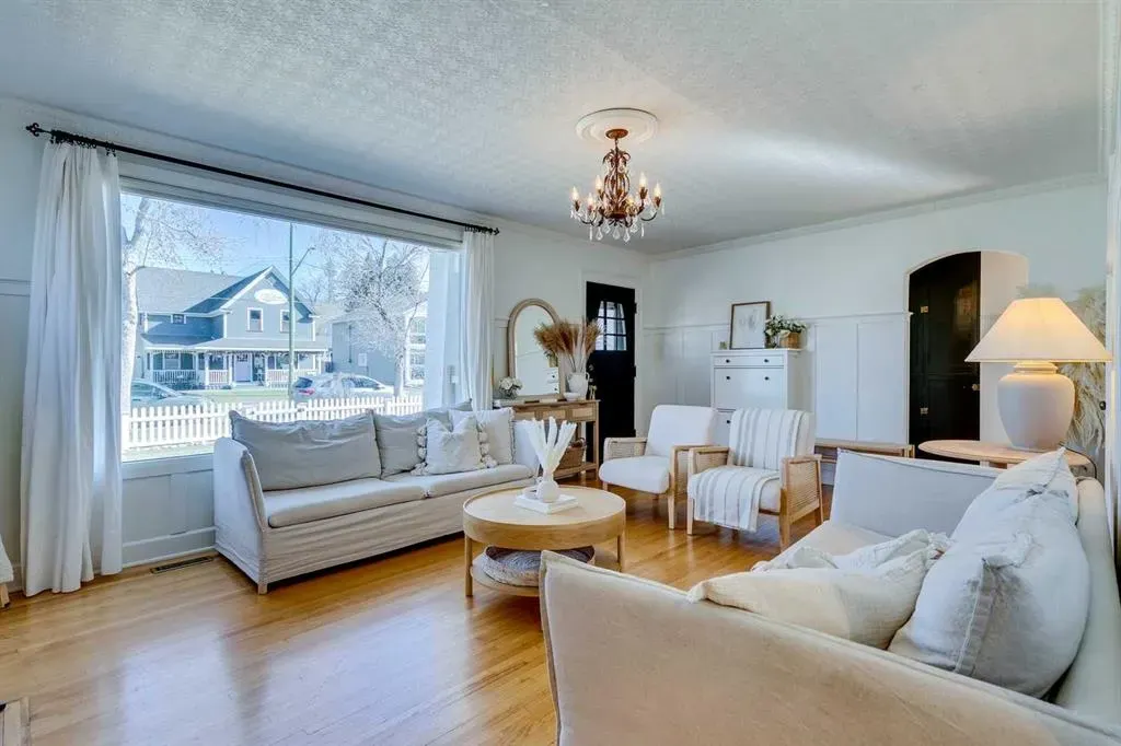 37 Elma Street W