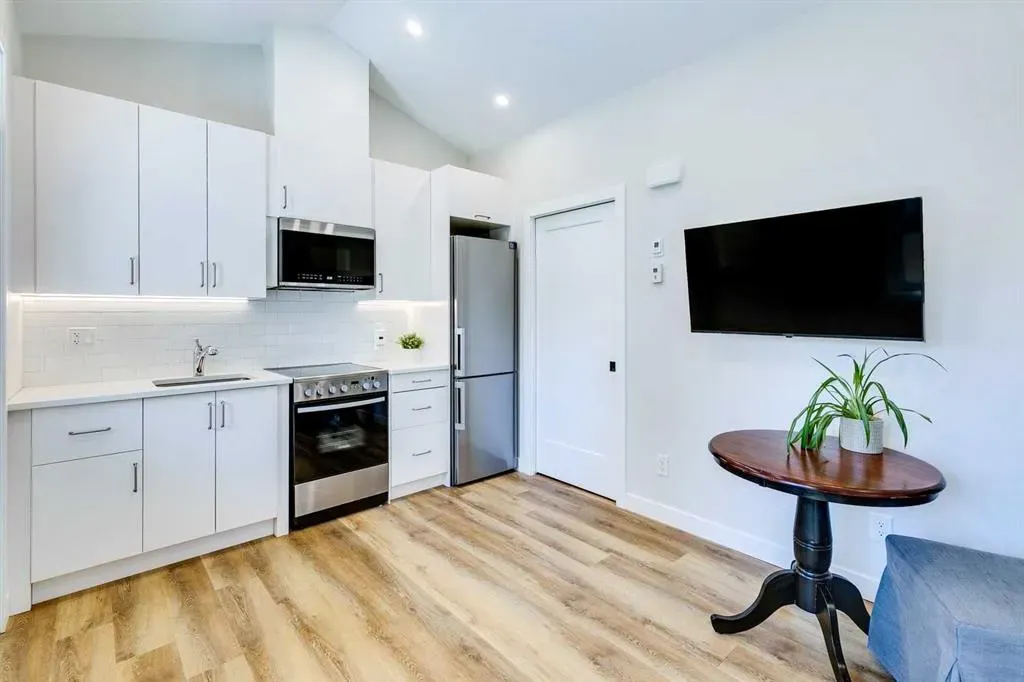 37 Elma Street W