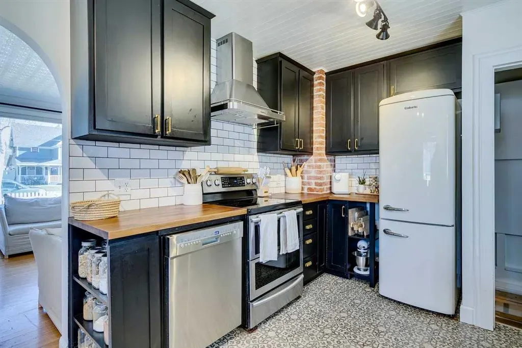 37 Elma Street W