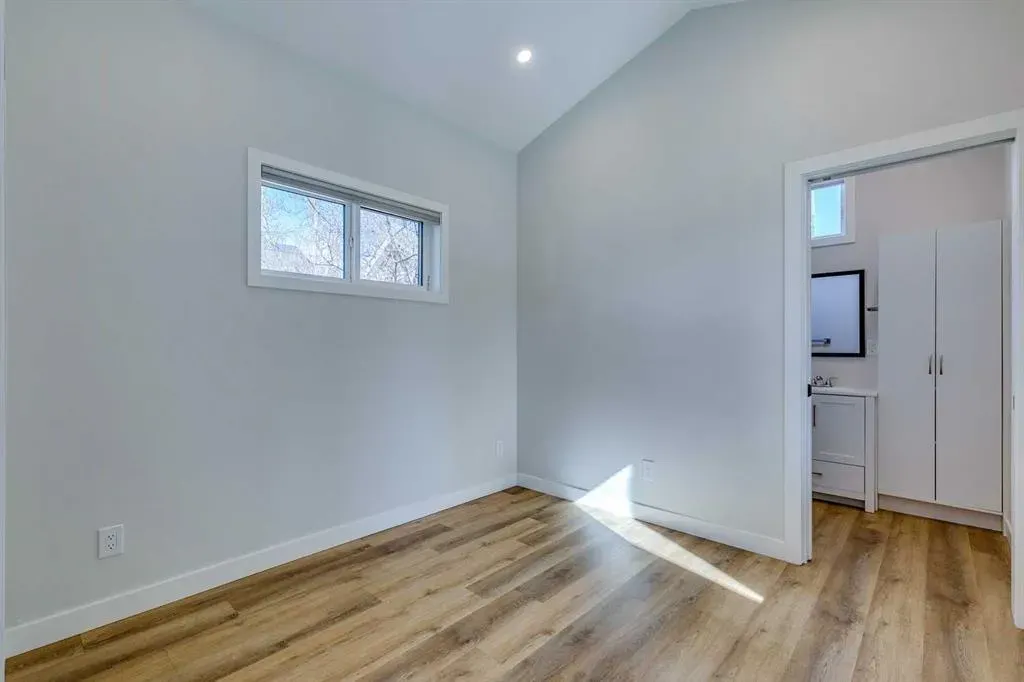 37 Elma Street W