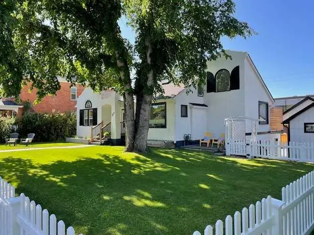 37 Elma Street W