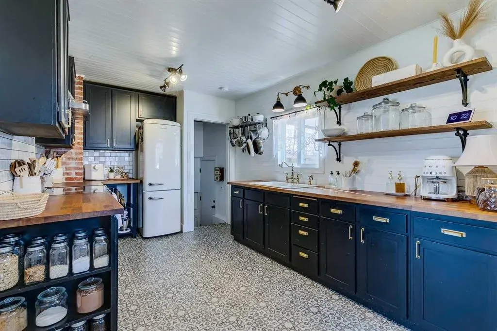 37 Elma Street W