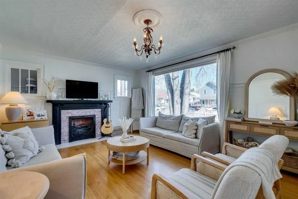 37 Elma Street W