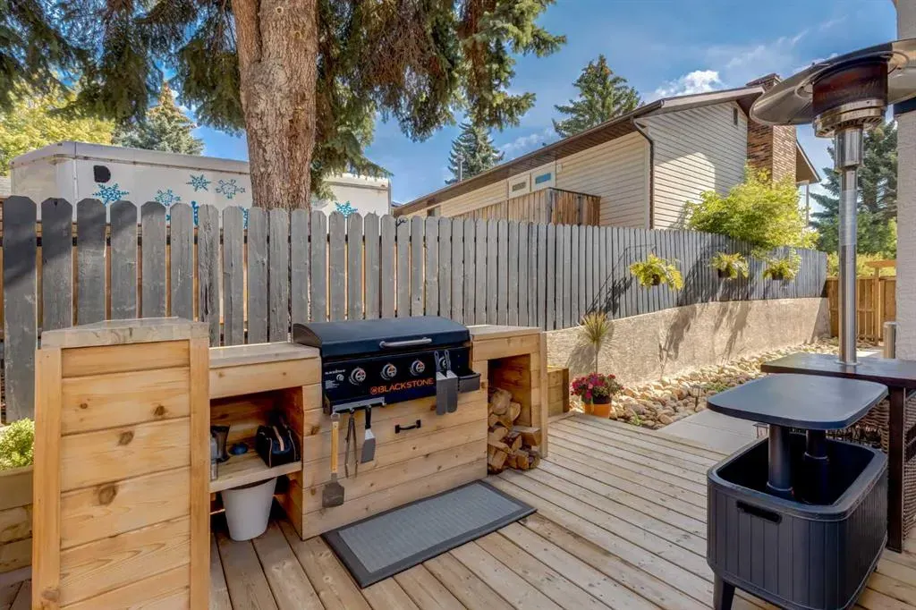585 Silvergrove Drive NW