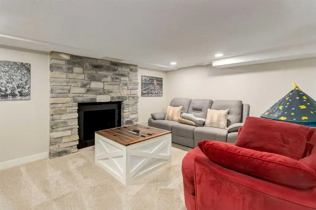 585 Silvergrove Drive NW