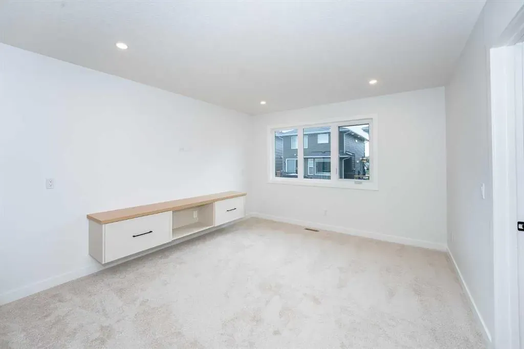 566 Rivercrest View
