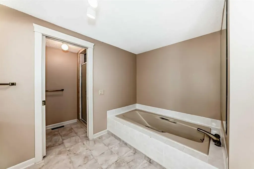 22 Wood Crescent SW