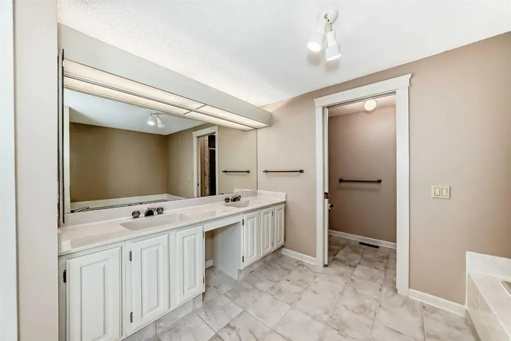 22 Wood Crescent SW