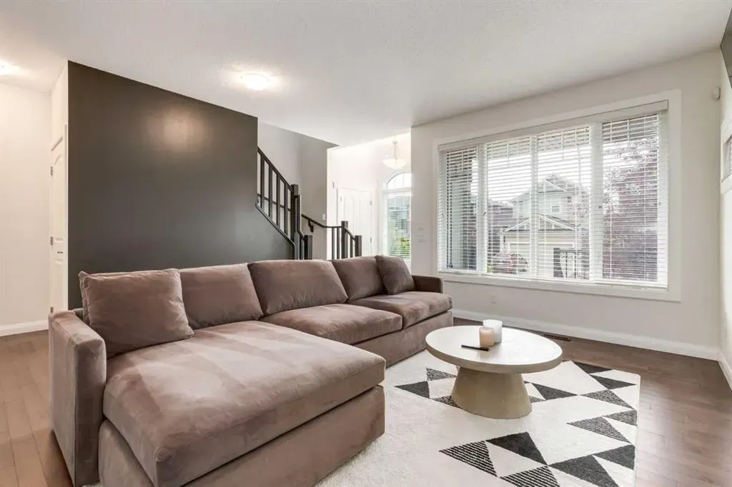372 Evanspark Gardens NW