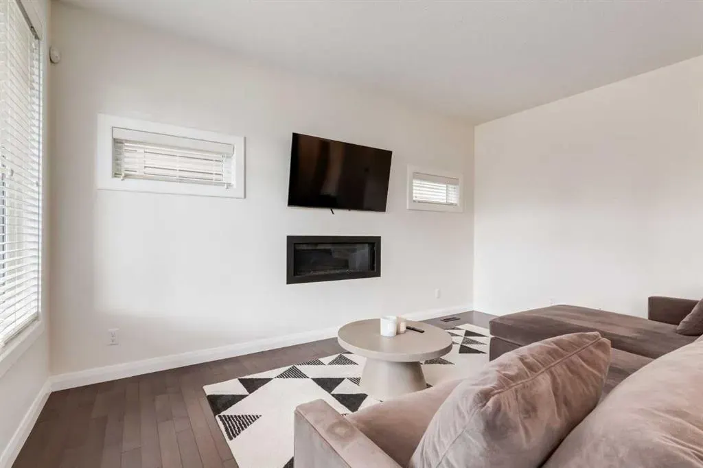 372 Evanspark Gardens NW