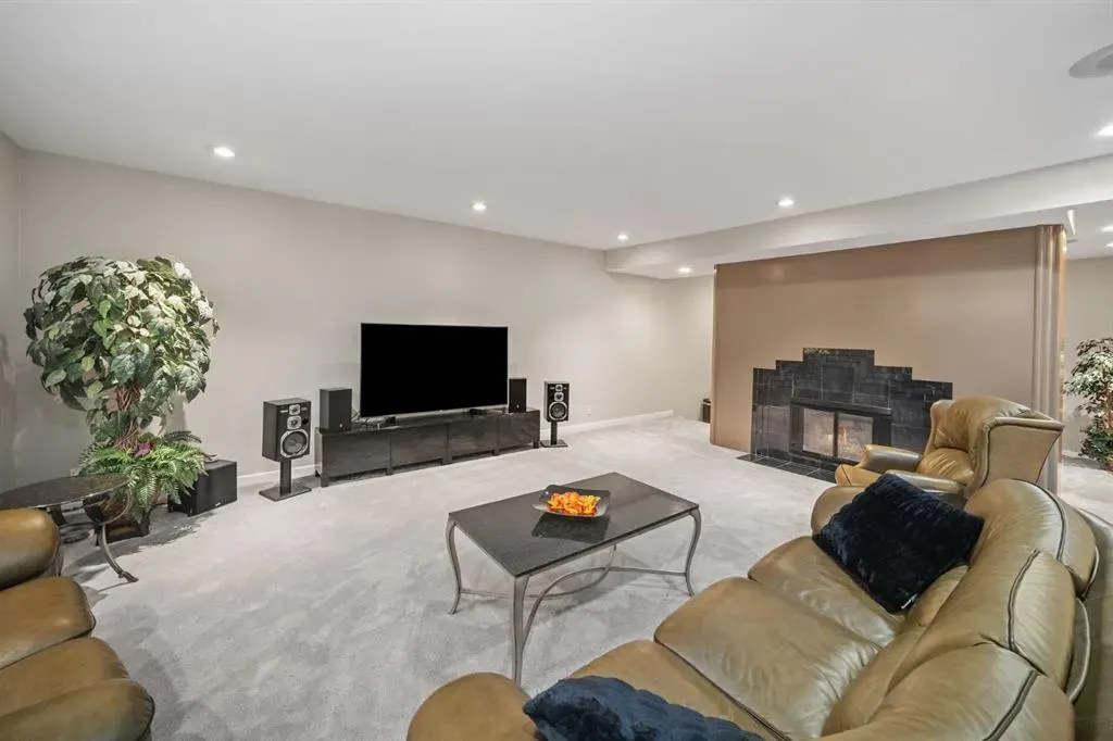 42 Woodhaven Crescent SW