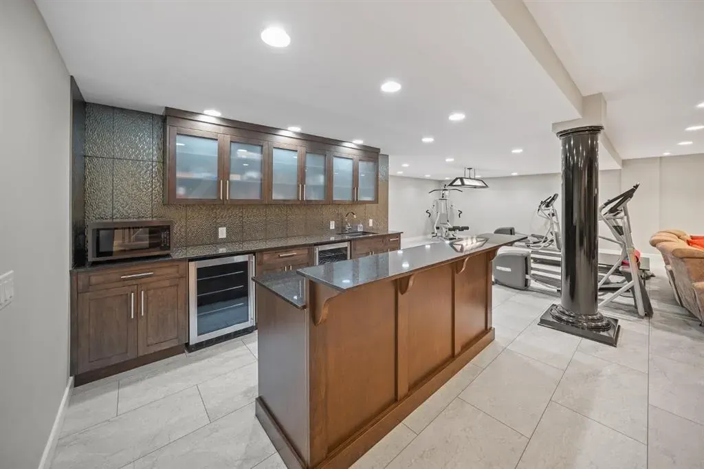 42 Woodhaven Crescent SW