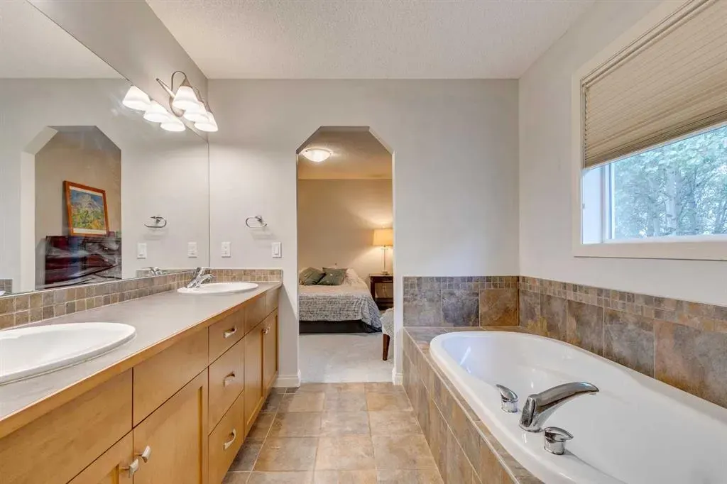 12 Aspen Hills Court SW