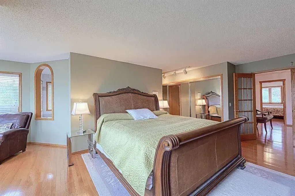 115 Strathaven Circle SW